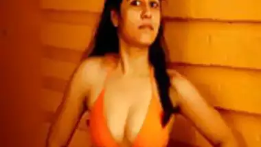 Gorgeously sexy Indian knows how to pose for the camera