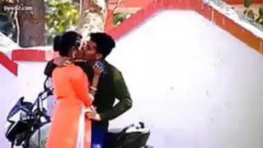 desi lovers road side kissing