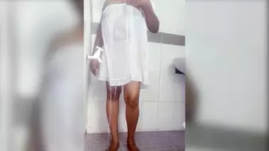 Sri lankan sexy bath with under skirt hidden cam | යට සායක් ඇදන් නාන ශානි අම්මො ඒ ආර්තල් එක