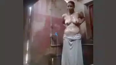 Desi Mature bhabhi bathing