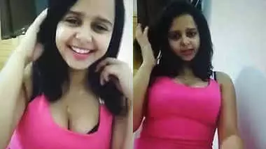 Desi sexy banglore girl manju kumari showing her erotic milky cleavage