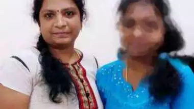 Desi village aunty fing her pussy