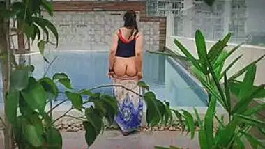 Hitwife Zara showing her bubbly ass outdoors