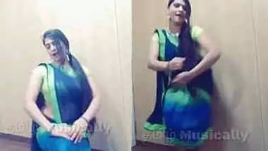 sexy aunty dancing