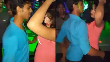 Desi girl dirty dance in gurgaon club with boys