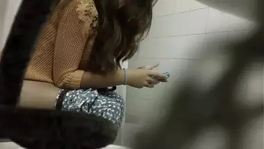 Sexy Indian Girl Peeing Caught On Cam