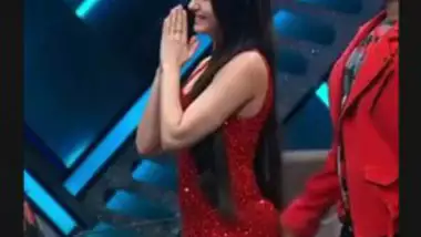 Nora fatehi ass touch on stage