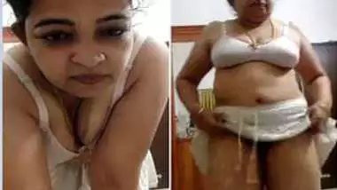 Aunty from India enjoys XXX things she performs in front of the camera