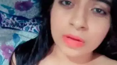 Super horny desi girl Keerthi full nude fingering MMS