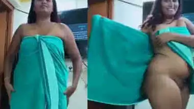 Teen Desi opens the towel and shows off XXX titties and sex sized butt