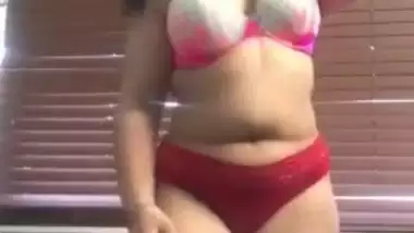 Desi big navel bhabi open her dress