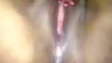 XXX Kolkata Bhabhi satisfies snatch with fingers in this Desi clip