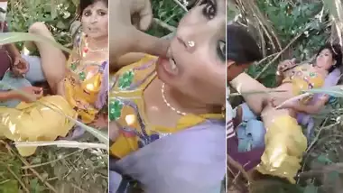 Lovely Bihar Aunty Gets Fucked By Two Local Guys Outdoor Indian New Sex Mms  porn video