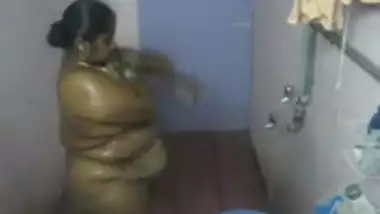 mumbai kaamwali bai taking shower