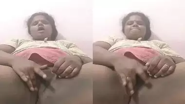 Mature south Indian Bhabhi fingering pussy