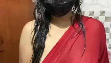 romeo and juliet Showing Boobs through Wet Saree on StripChat Live