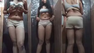 A young girl’s stripping MMS for her lover