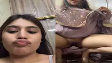 Beautiful Muslim lady lifts salwar and shows pussy